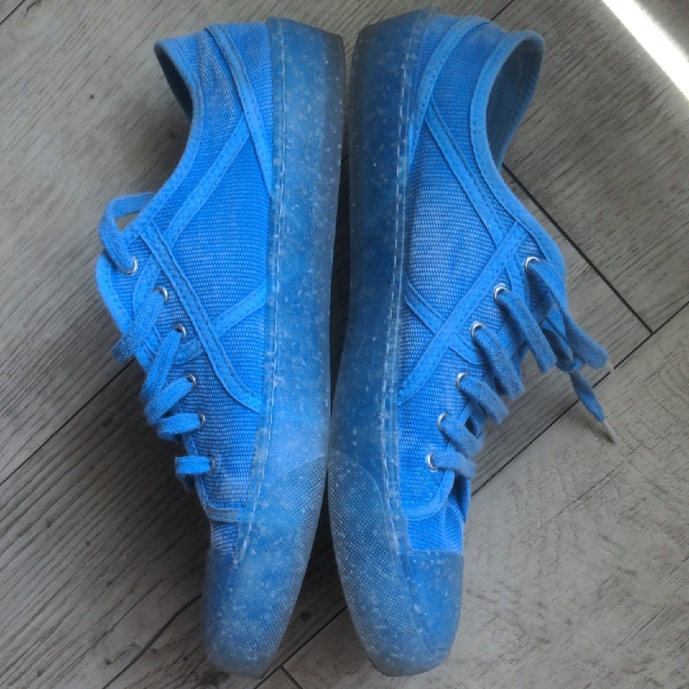 Like New Casual Women's Sneakers - Picture 8 of 13